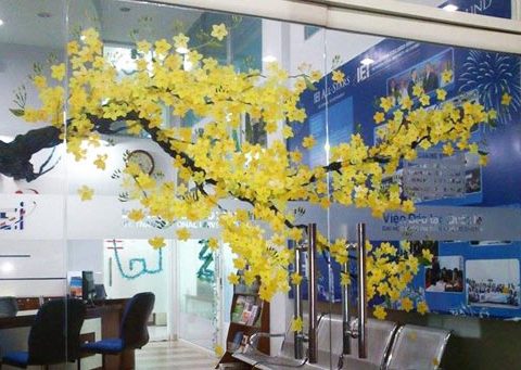 Vẽ tranh kính đón tết các vách ngăn văn phòng công ty giá tốt nhất
