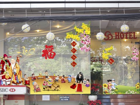 Vẽ tranh kính chủ đề mừng xuân sang với giá vẽ siêu bất ngờ
