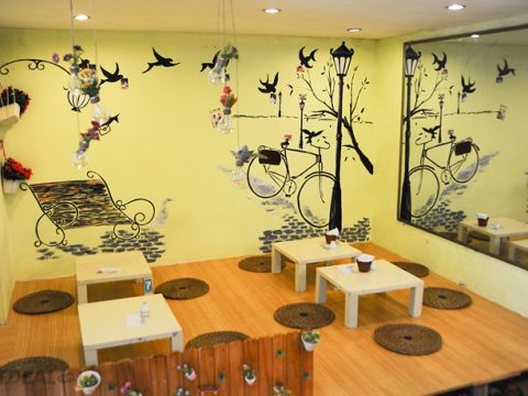 Vẽ tranh tường các quán cafe.